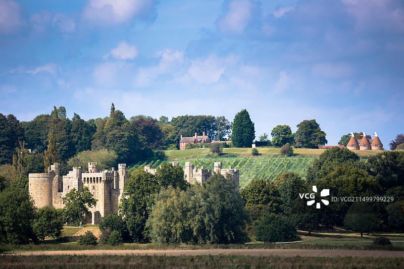 壮观的14世纪博迪亚姆城堡，英国国民信托，葡萄园和位于东萨塞克斯和肯特边界的啤酒花屋图片素材