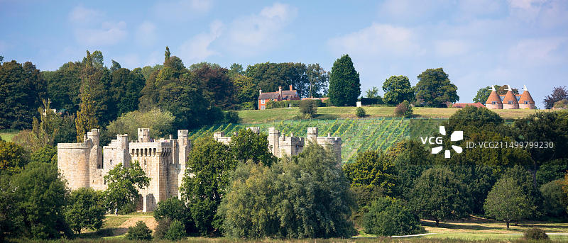 壮观的14世纪博迪亚姆城堡，英国国民信托，葡萄园和位于东萨塞克斯和肯特边界的啤酒花屋图片素材