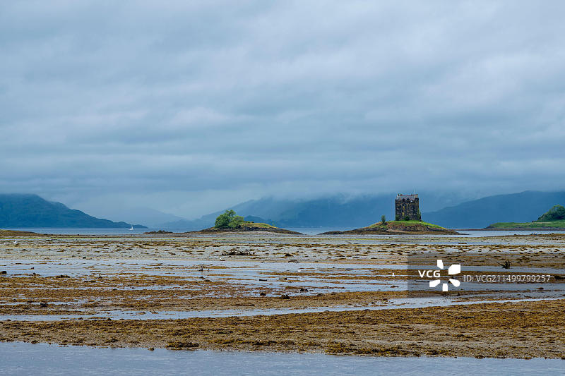 15世纪斯托克城堡塔楼，苏格兰阿盖尔郡阿平洛奇莱希的泥滩，远处是林内湖图片素材