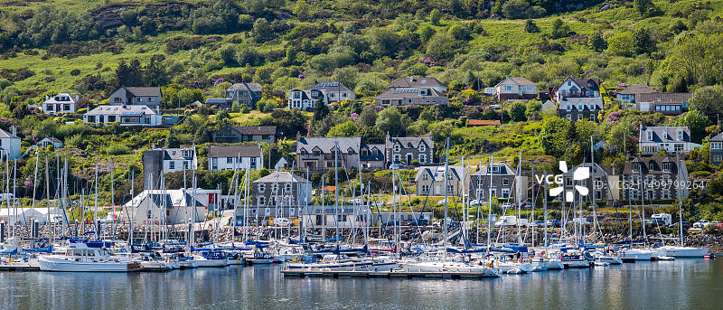 停泊在苏格兰塔伯特码头的帆船和游艇图片素材