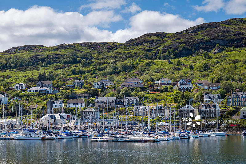 停泊在苏格兰塔伯特码头的帆船和游艇图片素材