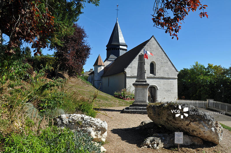 吉维尼圣拉德贡德教堂的部分建筑可追溯到11世纪。墓地里有一座新石器时代的支石墓遗址图片素材