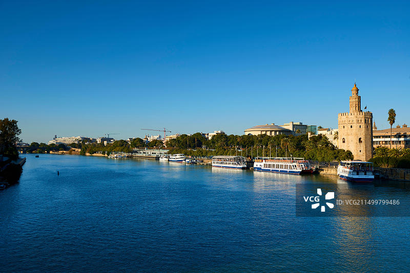 瓜达尔基维尔河与黄金塔，塞维利亚，安达卢西亚，西班牙，欧洲图片素材