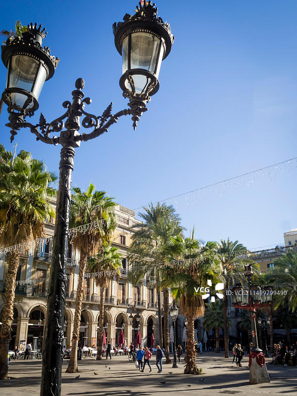 西班牙巴塞罗那皇家广场的宁静早晨图片素材