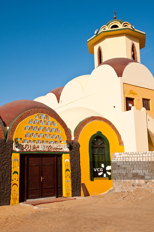 尼罗河西岸阿斯旺埃及努比亚村的努比亚清真寺图片素材