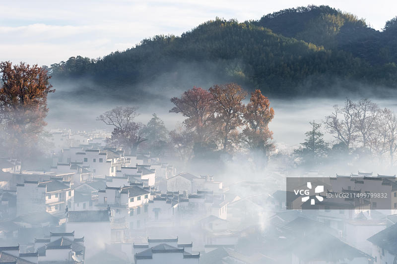 雾气笼罩的狮城村落景象图片素材