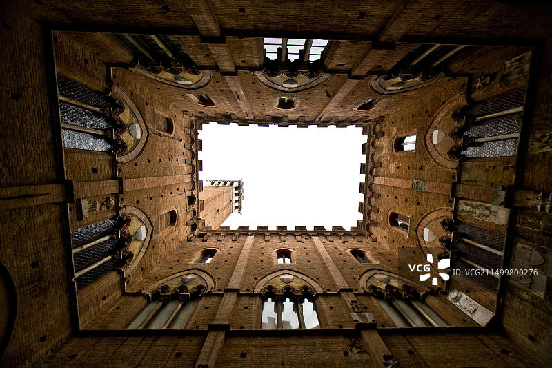 锡耶纳：曼贾塔楼俯瞰锡耶纳田野广场图片素材