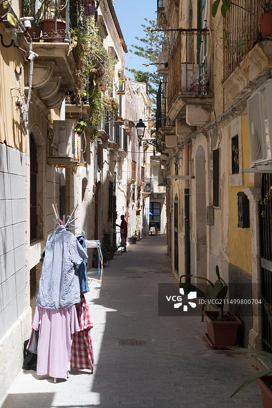 锡拉库扎奥尔蒂贾，德拉朱代卡街道的希腊街道上的阳台、灯笼和晾晒衣物，西西里岛图片素材