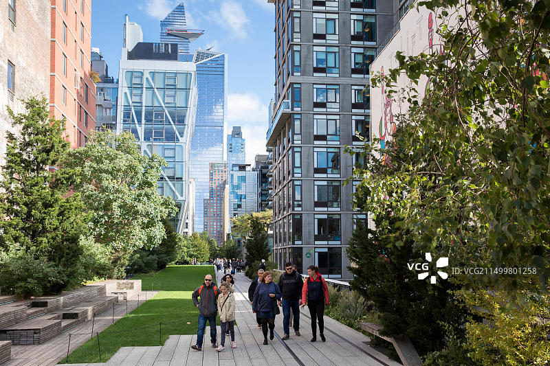 游客和废弃的火车轨道，位于纽约市曼哈顿西区高线公园图片素材