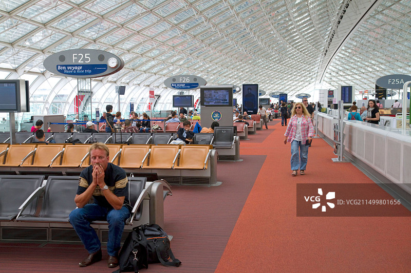 旅行者在法国巴黎戴高乐机场的候车室里图片素材