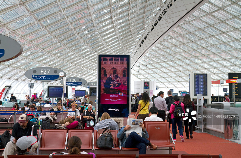 旅行者在法国巴黎戴高乐机场的候车室里图片素材