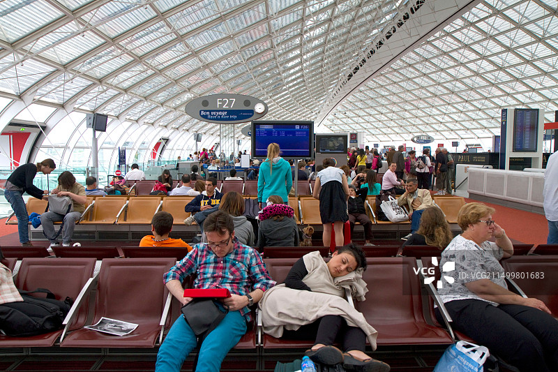 旅行者在法国巴黎戴高乐机场的候车室里图片素材