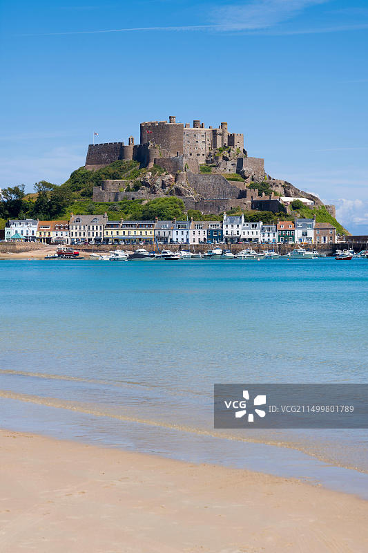 奥格伊尔城堡俯瞰着泽西岛东海岸戈里的海港和海湾图片素材