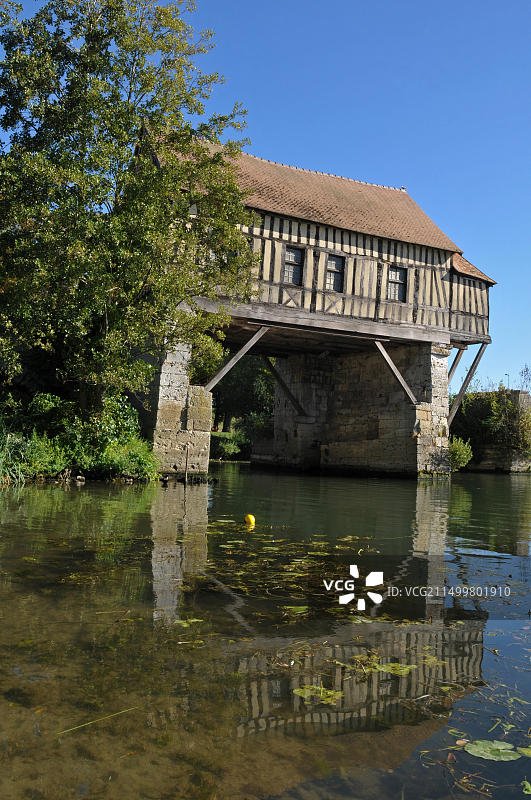 法国弗农塞纳河畔的古老磨坊地标建于16世纪，坐落在历史悠久的桥梁遗址之上图片素材