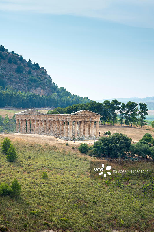 游客参观意大利西西里岛塞格斯塔古希腊多立克柱神庙遗址图片素材