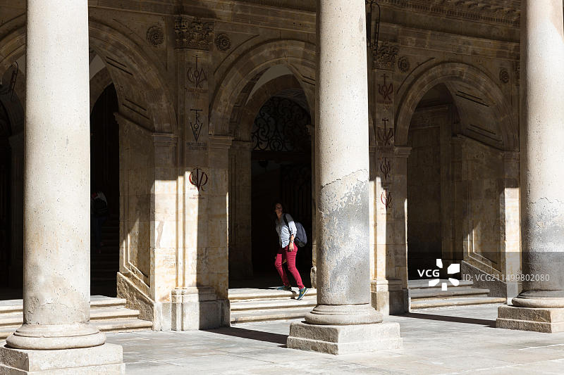 在西班牙萨拉曼卡大学语言学院的学生图片素材