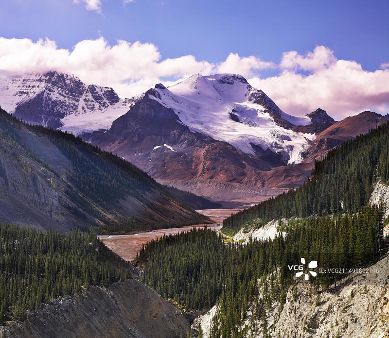 壮丽的山地景观、冰川和雪坡图片素材