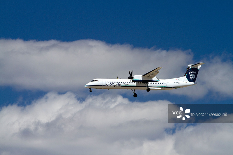 阿拉斯加航空庞巴迪Q400通勤飞机飞行中图片素材