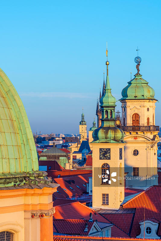 捷克共和国布拉格老城区，圣方济各教堂和克莱门蒂inum塔楼图片素材