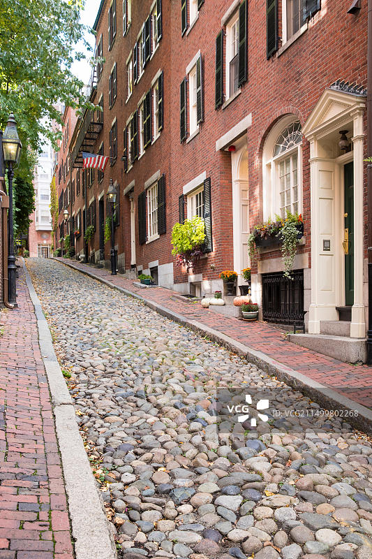 游客在美国马萨诸塞州波士顿历史街区观看著名的比肯山鹅卵石街道图片素材