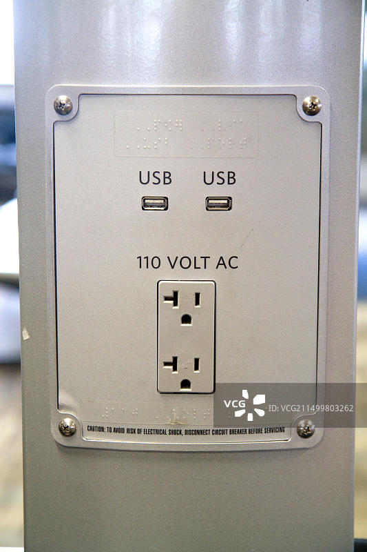 明尼阿波利斯圣保罗国际机场的手机和个人设备充电站图片素材