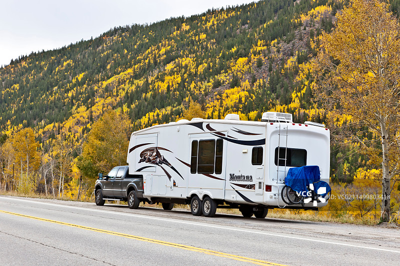 蒙大拿州第五轮房车秋叶图片素材