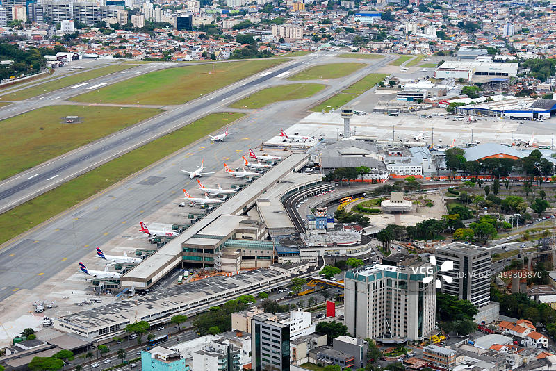 孔戈尼亚斯机场航站楼和跑道鸟瞰图。巴西圣保罗的国内航班中心机场图片素材