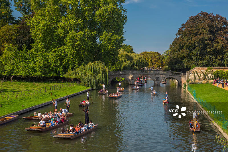 英国剑桥郡康河克莱尔学院撑篙图片素材