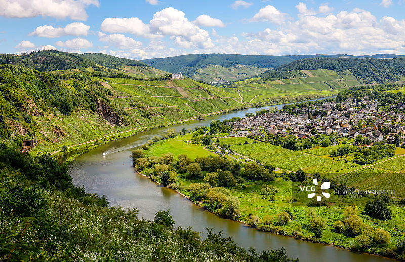 德国莱茵兰-普法尔茨州滨德里希摩泽尔河葡萄园上的马里恩堡图片素材