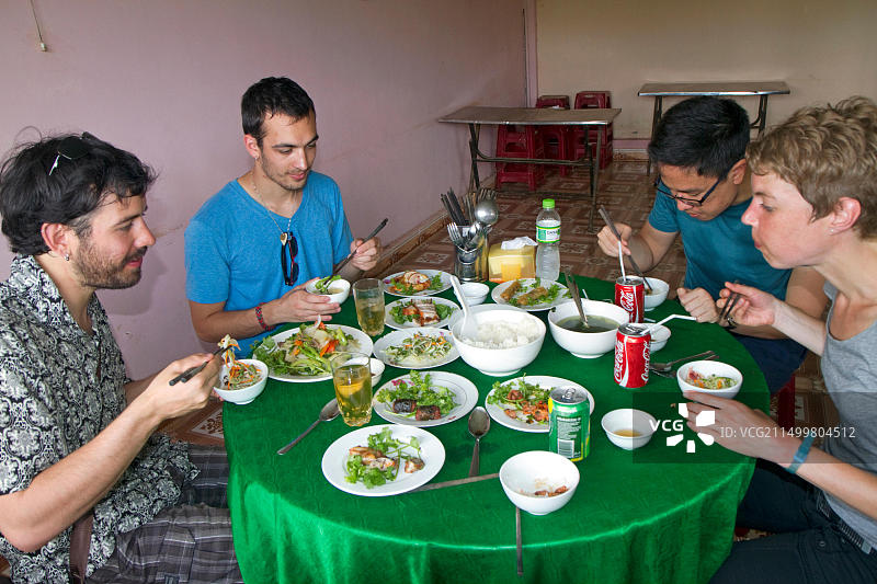 在越南大叻附近享用越南午餐的游客图片素材