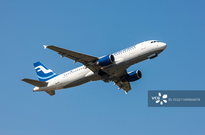 客运喷气式飞机从杜塞尔多夫国际机场起飞图片素材