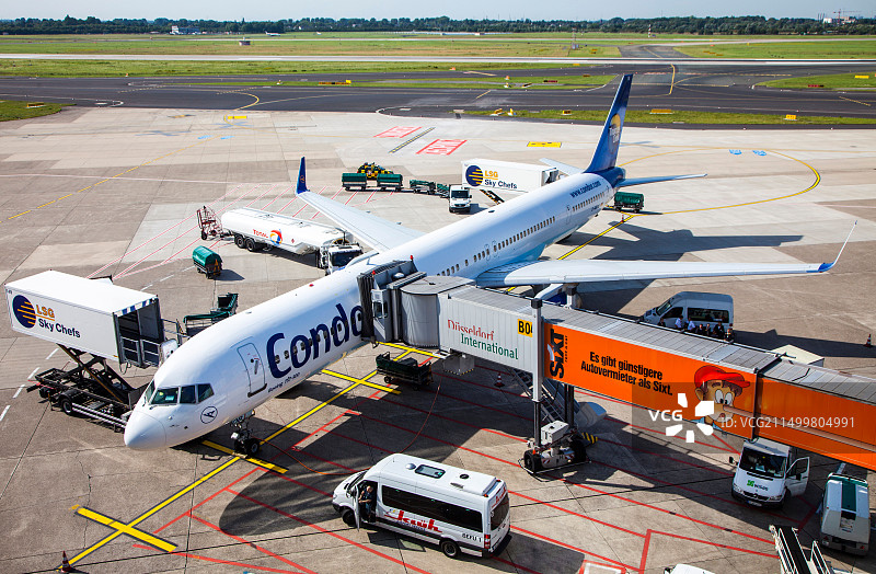 德国杜塞尔多夫国际机场的飞机地面处理图片素材