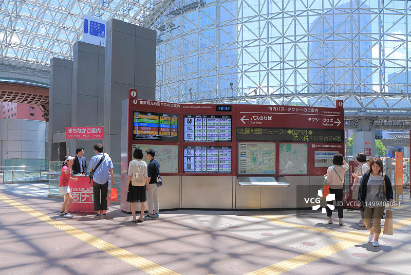 人们在日本金泽站查看旅行信息图片素材