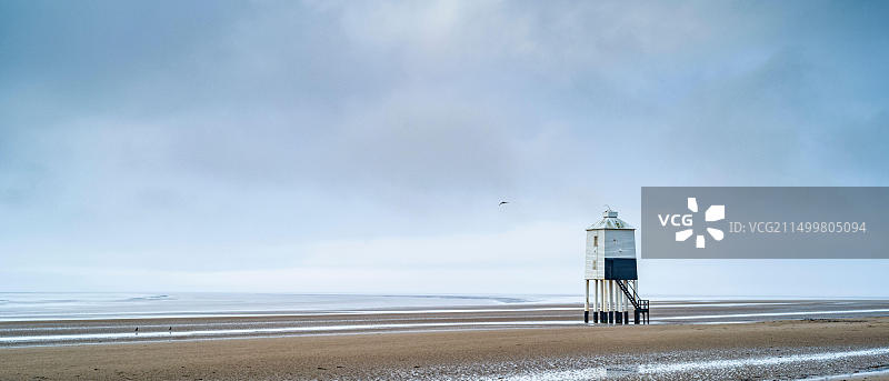 建于19世纪的木制低地灯塔，位于英国萨默塞特郡伯纳姆海上，俯瞰布里斯托尔海峡图片素材