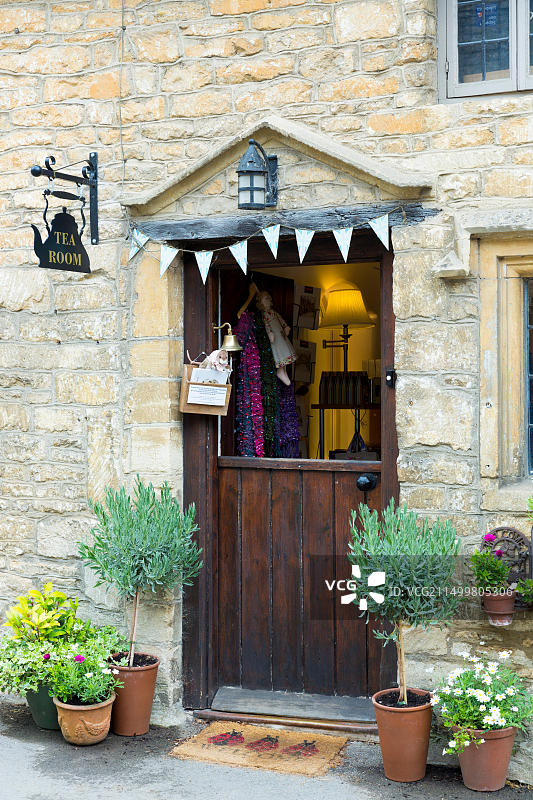 英国科茨沃尔德威尔特郡科姆堡村的传统英式茶室，马厩门半开图片素材