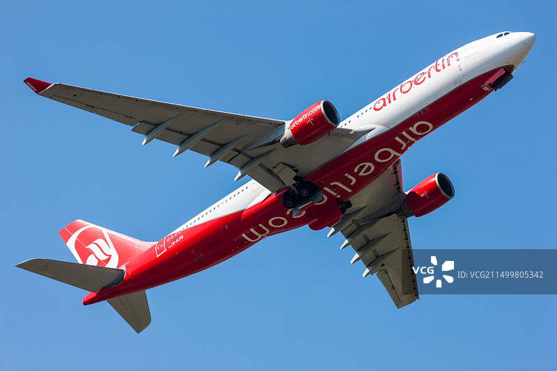 客机从杜塞尔多夫国际机场起飞，柏林航空，空客A330-223图片素材