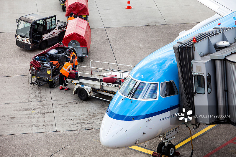 德国杜塞尔多夫国际机场的飞机地面处理图片素材