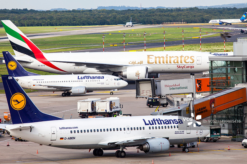 德国杜塞尔多夫国际机场的飞机地面交通图片素材