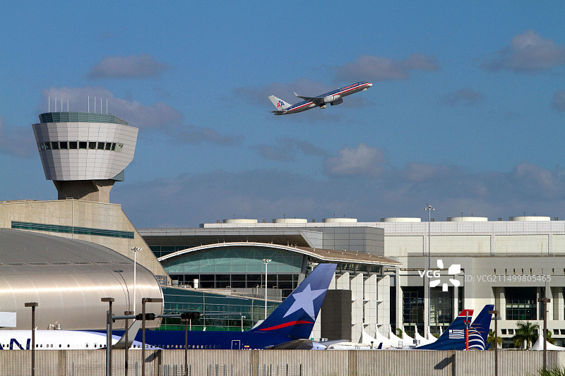 美国航空波音767飞机从美国佛罗里达州迈阿密国际机场起飞图片素材
