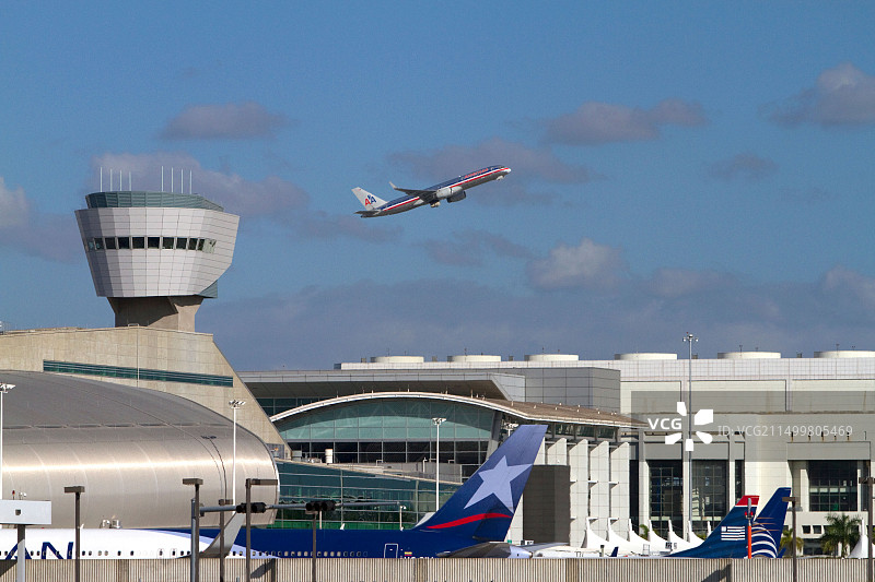 美国航空波音767飞机从美国佛罗里达州迈阿密国际机场起飞图片素材