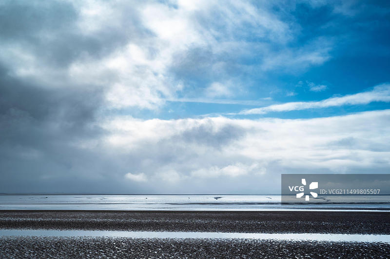 英国萨默塞特郡伯纳姆海滩蔚蓝天空下粉彩沙滩海景图片素材