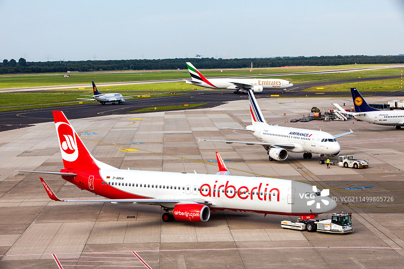 德国杜塞尔多夫国际机场的飞机地面交通图片素材