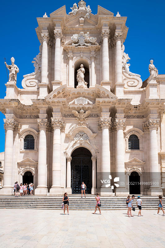游客参观意大利西西里岛奥尔蒂贾锡拉库萨主教座堂米涅瓦神庙图片素材