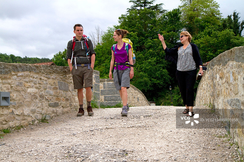 现代朝圣者沿着西班牙纳瓦拉圣地亚哥之路行走图片素材