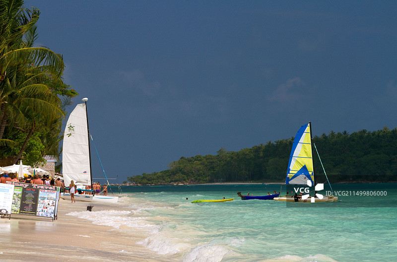 泰国苏梅岛查汶海滩的泰国湾双体船图片素材