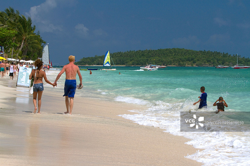 人们在泰国苏梅岛查汶海滩的泰国湾沿岸手牵手行走图片素材