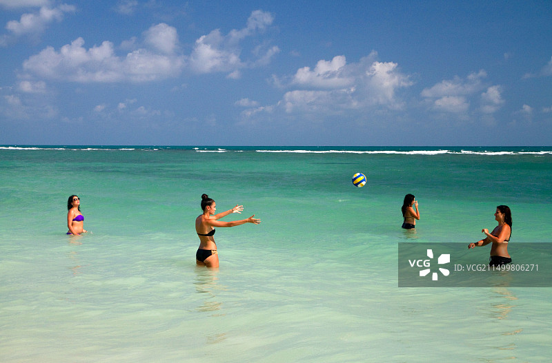 在泰国苏梅岛查汶海滩的泰国湾打排球的女人图片素材