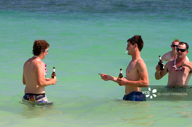 人们在泰国苏梅岛查汶海滩喝啤酒图片素材