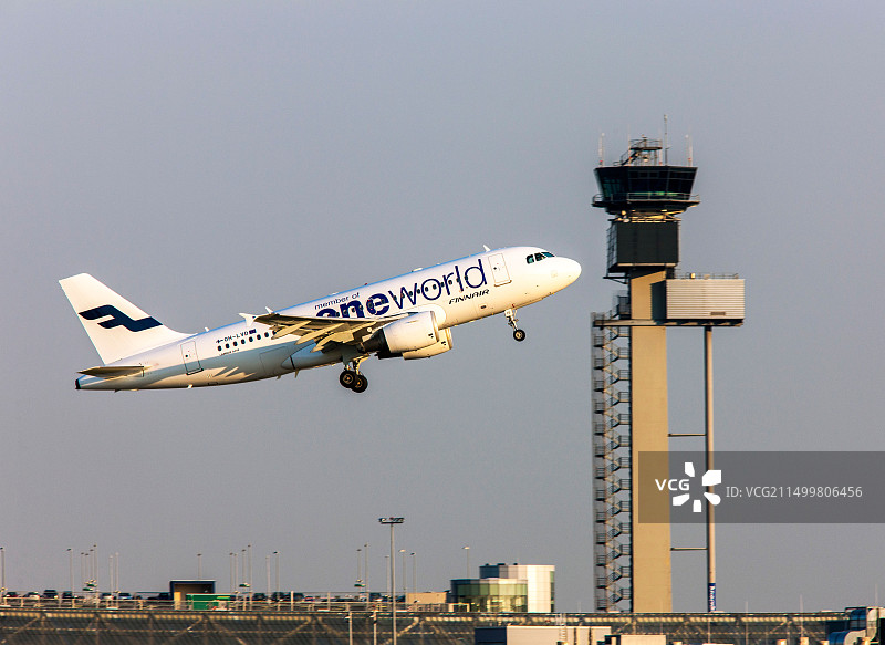 在杜塞尔多夫国际机场起飞的飞机图片素材