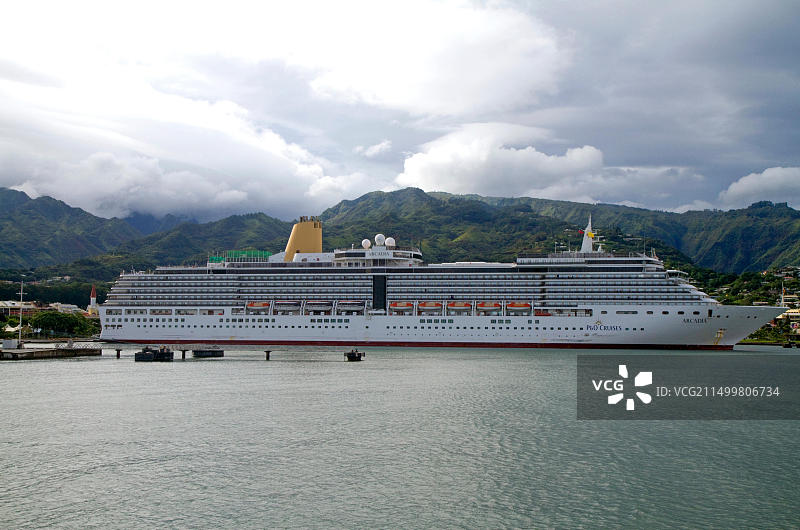 停靠在法属波利尼西亚塔希提岛帕皮提的阿卡迪亚游轮图片素材